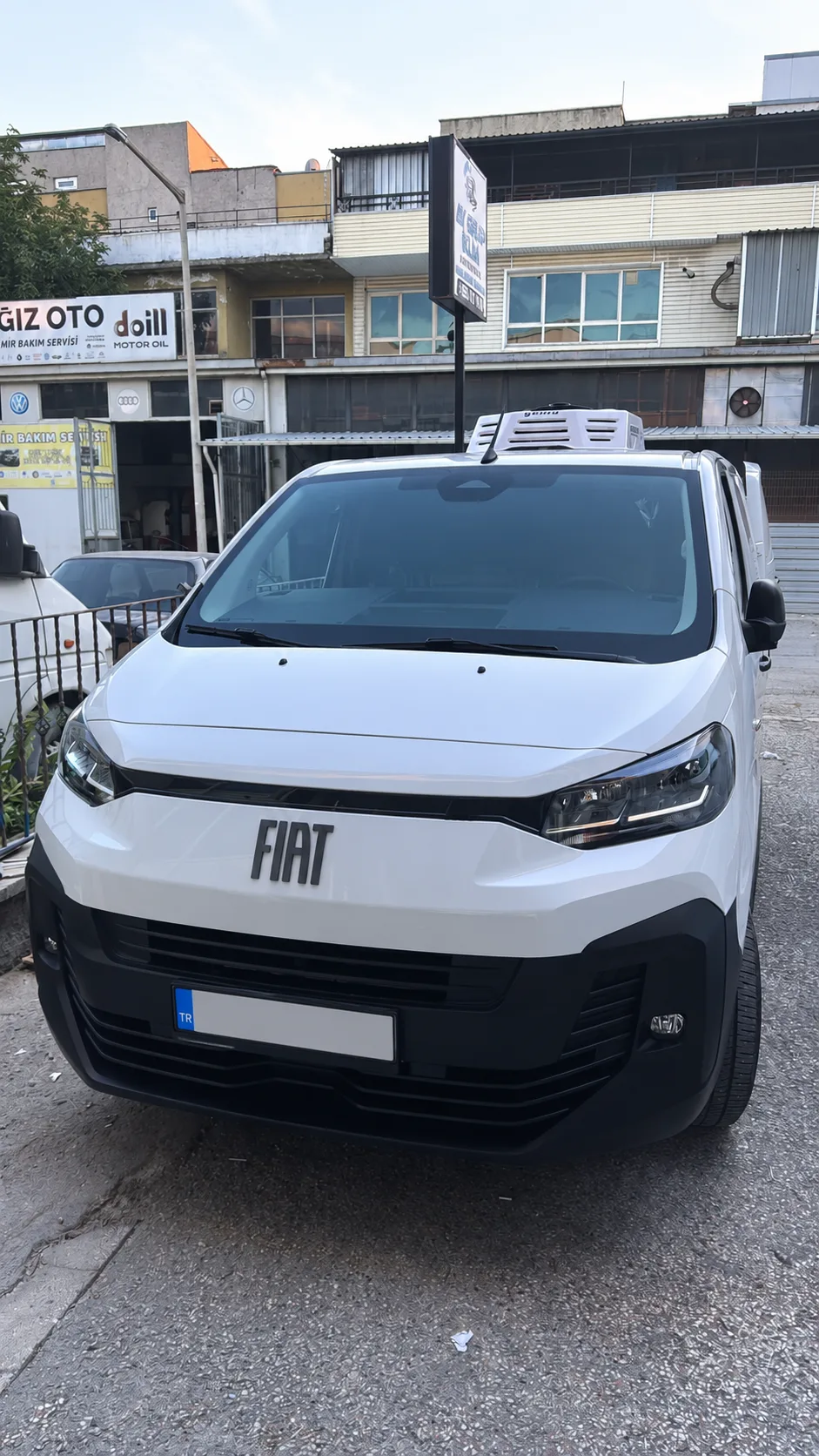 Çatısında Gensa ünite olan panelvan