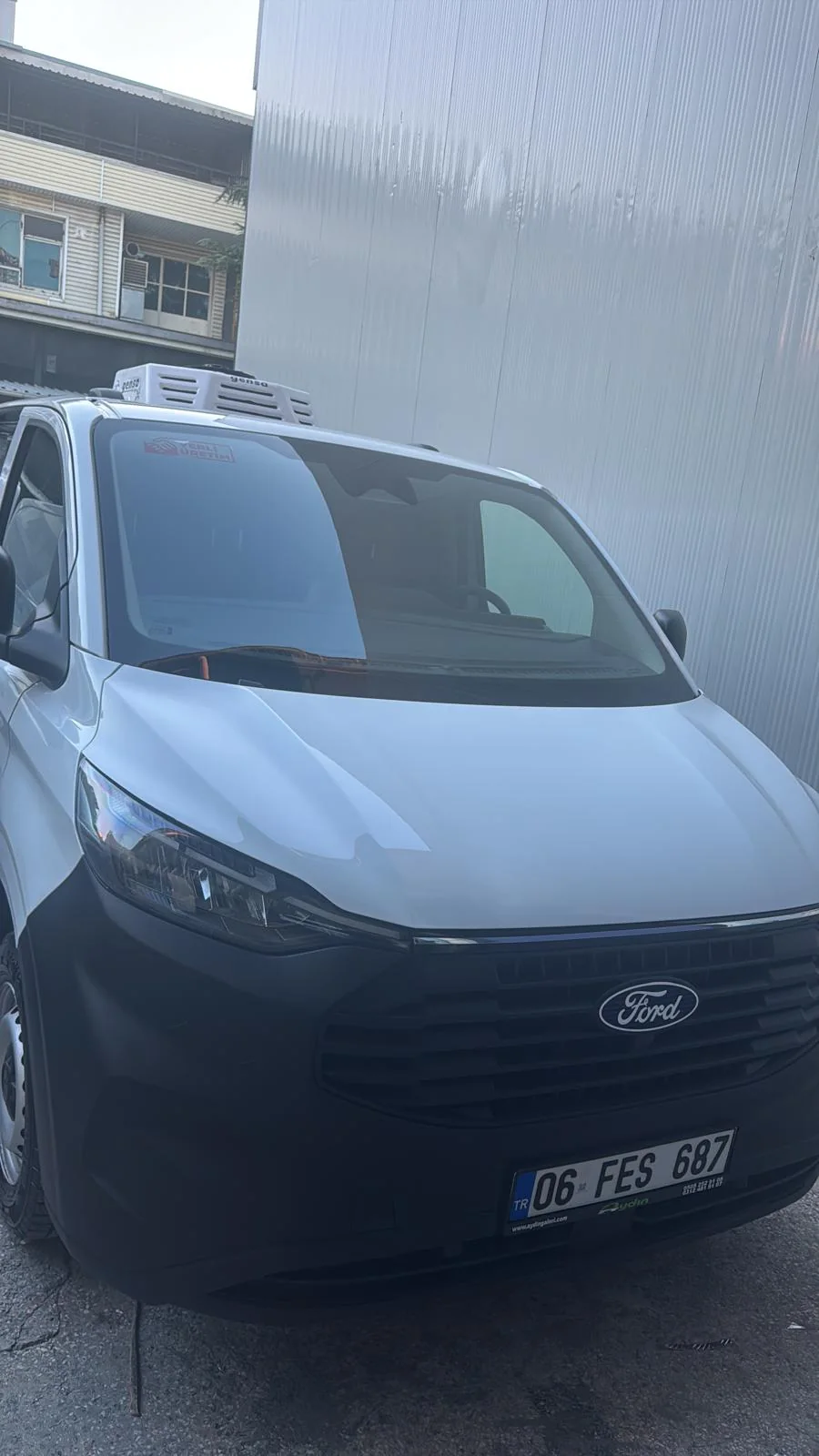 Çatısında soğutucu olan Ford panelvan, ön cephe