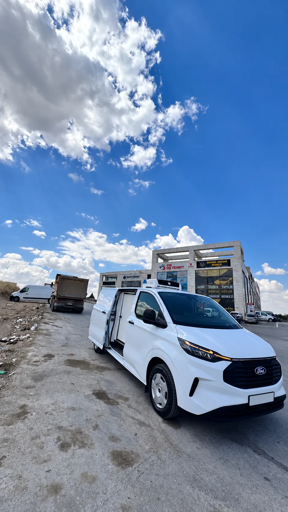 Açık gökyüzünde Ford Transit frigorifik dönüşüm